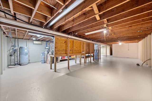 1420 W Larkspur LANE, River Hills, WI 53217