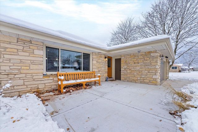 1420 W Larkspur LANE, River Hills, WI 53217