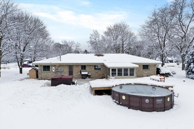 1420 W Larkspur LANE, River Hills, WI 53217