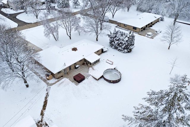 1420 W Larkspur LANE, River Hills, WI 53217