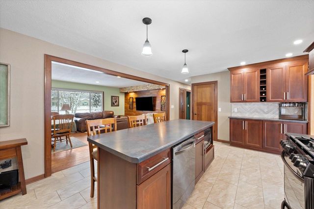 1420 W Larkspur LANE, River Hills, WI 53217