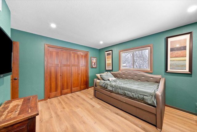 1420 W Larkspur LANE, River Hills, WI 53217