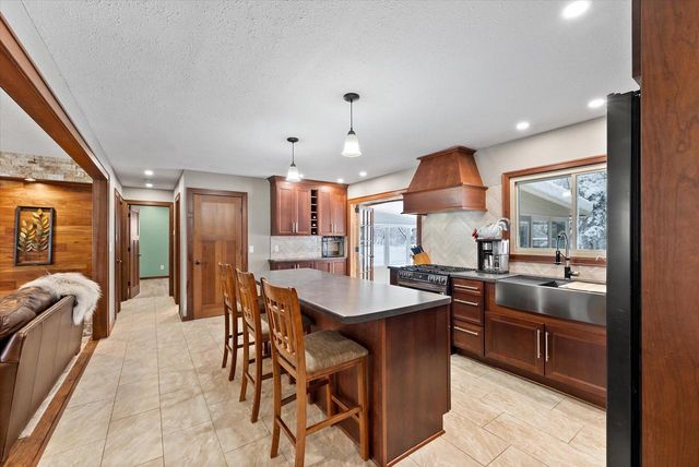 1420 W Larkspur LANE, River Hills, WI 53217