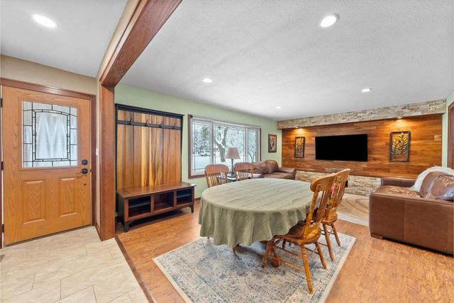 1420 W Larkspur LANE, River Hills, WI 53217