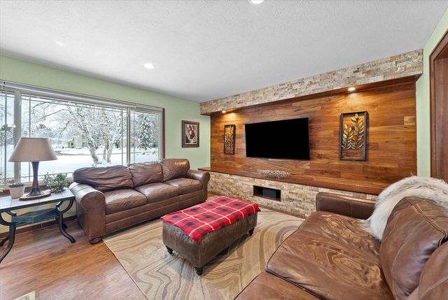 1420 W Larkspur LANE, River Hills, WI 53217