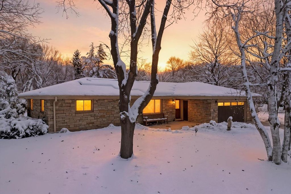 1420 W Larkspur LANE, River Hills, WI 53217