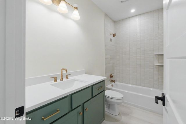 4007 Thomas Farm Dr, Louisville, KY 40299