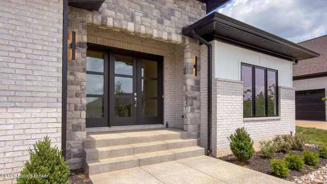 4007 Thomas Farm Dr, Louisville, KY 40299