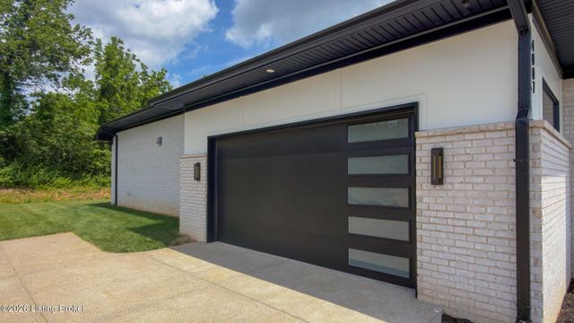 4007 Thomas Farm Dr, Louisville, KY 40299