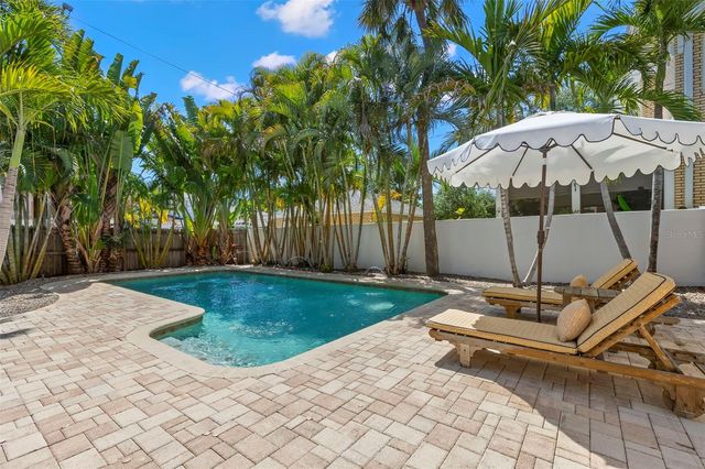 516 17TH AVENUE NE, St Petersburg, FL 33704