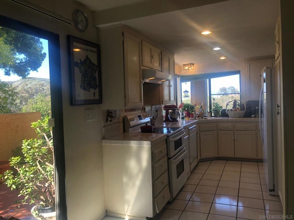 Image 15 of property listing at 6645 Caminito Scioto, La Jolla, CA 92037