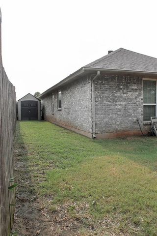 820 Glenwood Drive, Moore, OK 73160