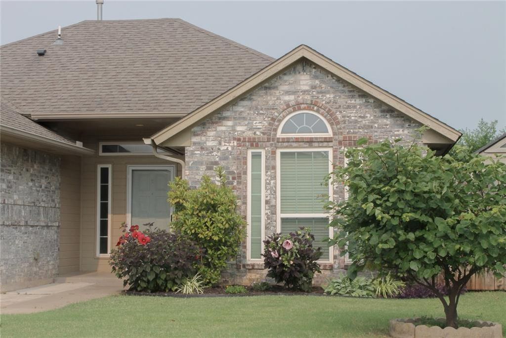820 Glenwood Drive, Moore, OK 73160