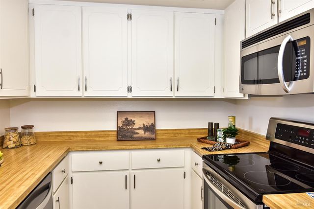 79 Scottsdale Way, Novato, CA 94947