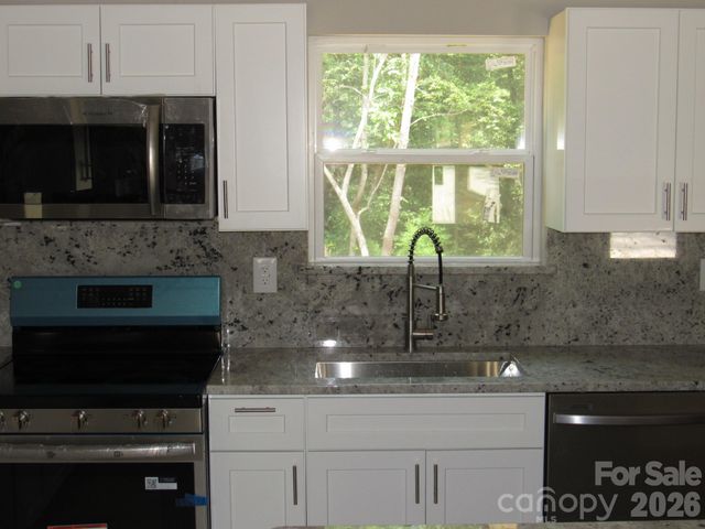92 Saint Charles Court, Hickory, NC 28601