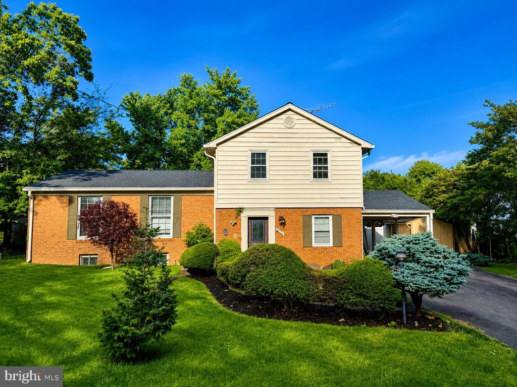 4003 WHISPERING LN, Annandale, VA 22003