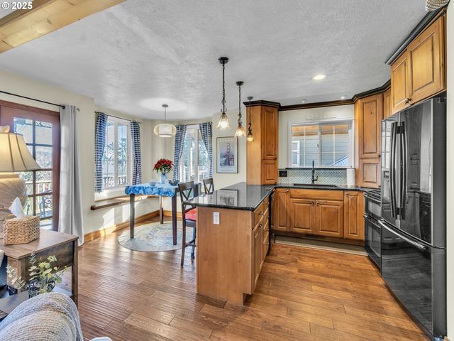 90589 CLARK Rd, Warrenton, OR 97146