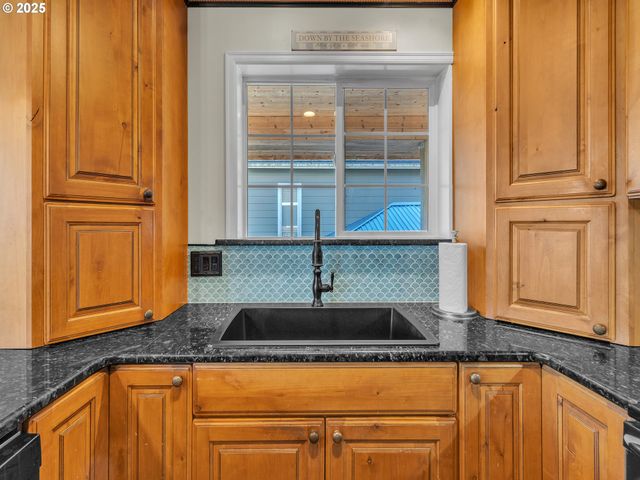 90589 CLARK Rd, Warrenton, OR 97146