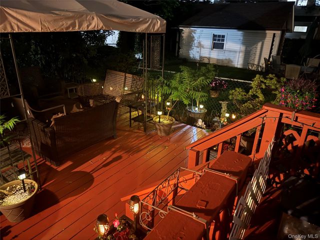 18 Derby Court, Malverne, NY 11565