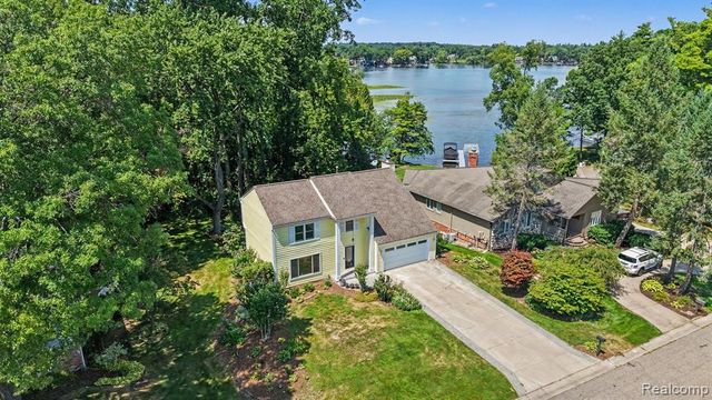 2557 Orbit Drive, Lake Orion, MI 48360