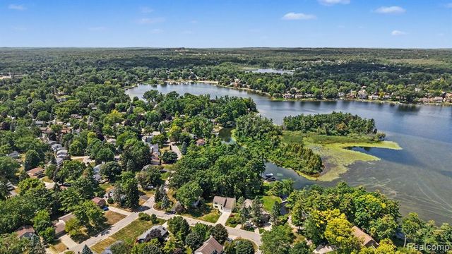2557 Orbit Drive, Lake Orion, MI 48360