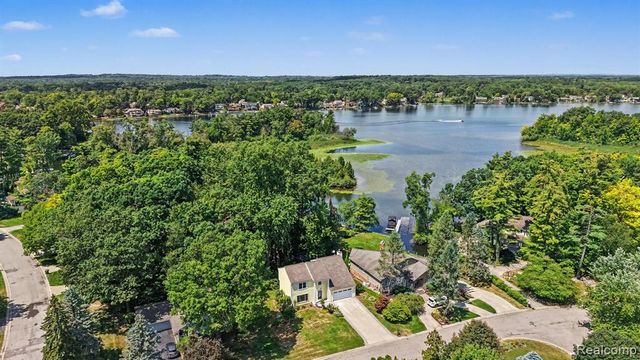 2557 Orbit Drive, Lake Orion, MI 48360