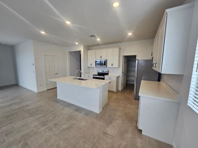 548 W Fremont Pass, Apache Junction, AZ 85120