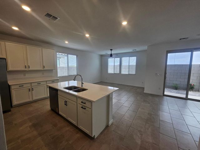 548 W Fremont Pass, Apache Junction, AZ 85120