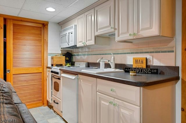 331 Chestnut St, Long Hill Twp., NJ 07980