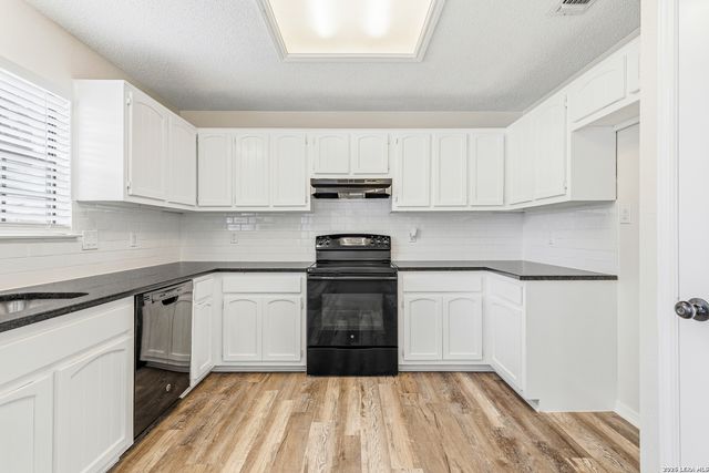 13834 E Hillside Dr, San Antonio, TX 78249