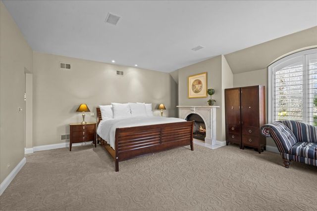 1315 Abington Cambs Drive, Lake Forest, IL 60045