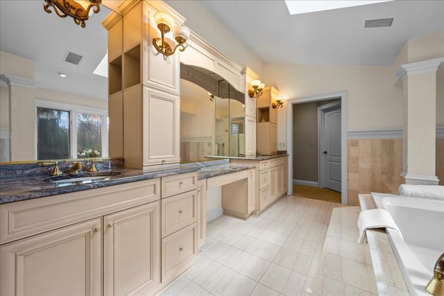 1315 Abington Cambs Drive, Lake Forest, IL 60045