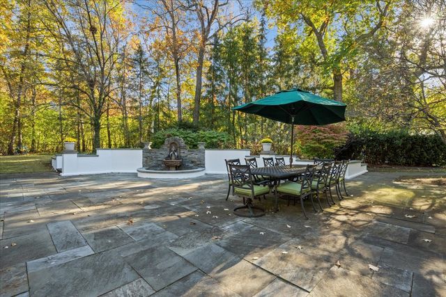 1315 Abington Cambs Drive, Lake Forest, IL 60045