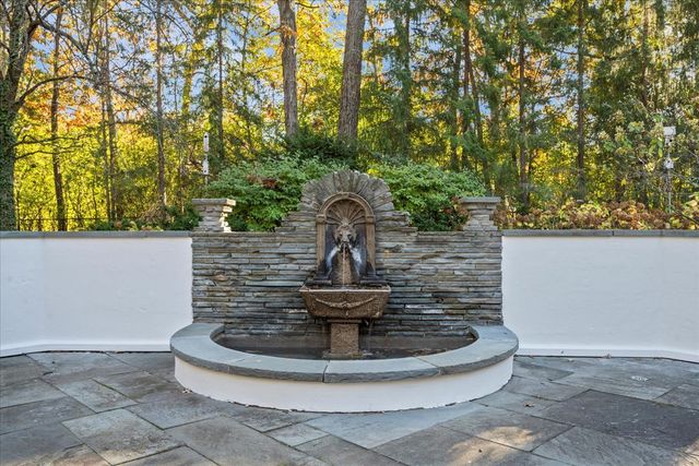 1315 Abington Cambs Drive, Lake Forest, IL 60045