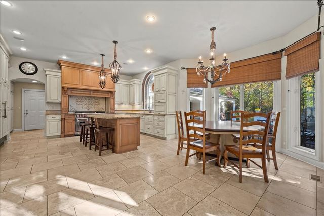 1315 Abington Cambs Drive, Lake Forest, IL 60045