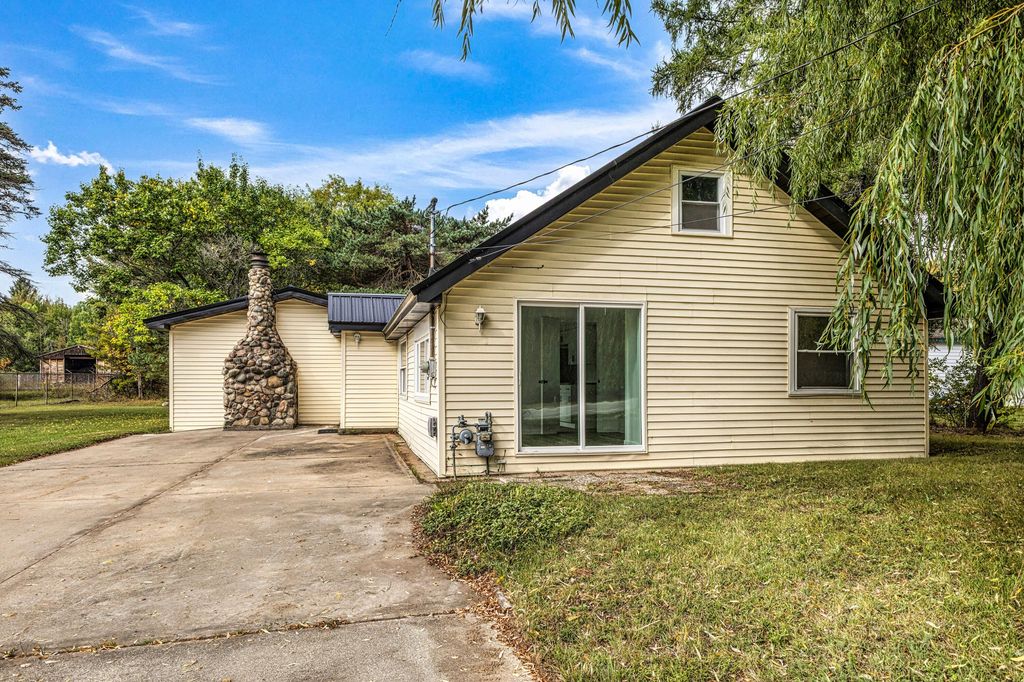 1750 S Loxley Road, Houghton Lake, MI 48629