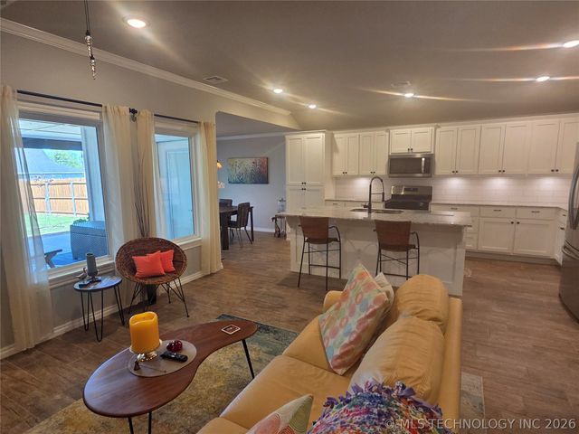 404 W Muskogee Avenue, Chouteau, OK 74337