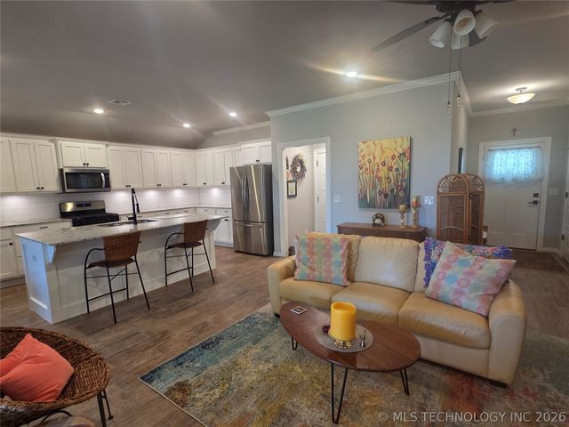 404 W Muskogee Avenue, Chouteau, OK 74337