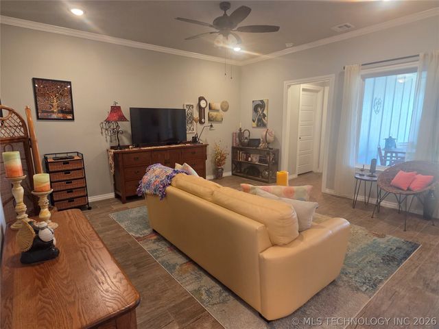 404 W Muskogee Avenue, Chouteau, OK 74337