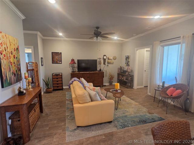 404 W Muskogee Avenue, Chouteau, OK 74337