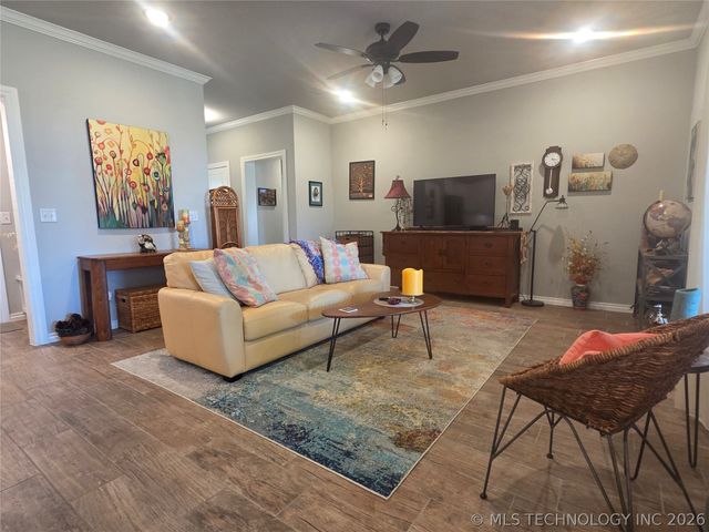 404 W Muskogee Avenue, Chouteau, OK 74337