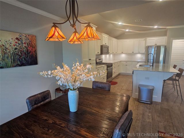 404 W Muskogee Avenue, Chouteau, OK 74337