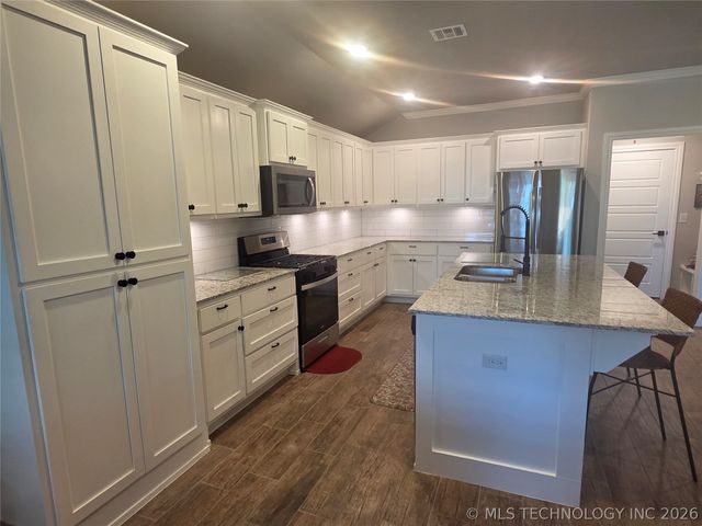 404 W Muskogee Avenue, Chouteau, OK 74337