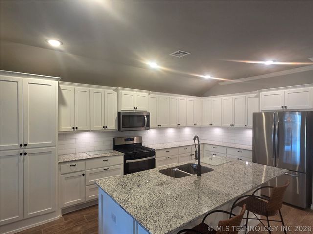404 W Muskogee Avenue, Chouteau, OK 74337