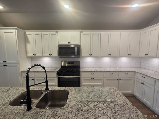 404 W Muskogee Avenue, Chouteau, OK 74337
