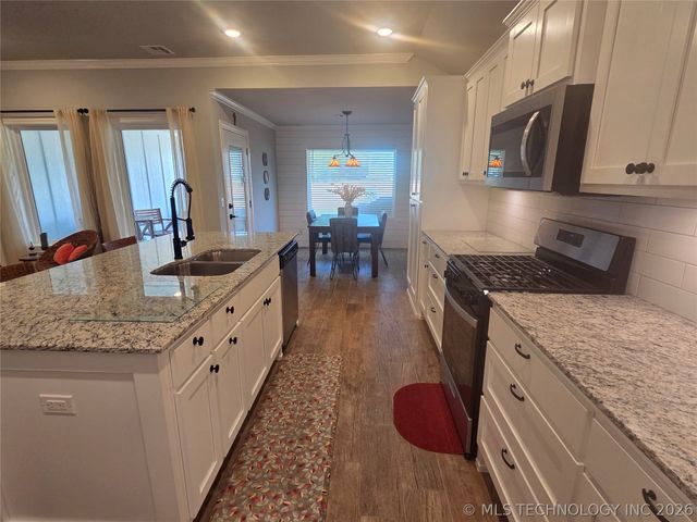 404 W Muskogee Avenue, Chouteau, OK 74337