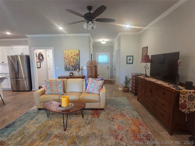 404 W Muskogee Avenue, Chouteau, OK 74337