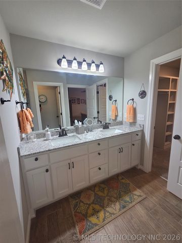 404 W Muskogee Avenue, Chouteau, OK 74337