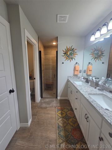 404 W Muskogee Avenue, Chouteau, OK 74337