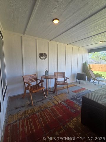 404 W Muskogee Avenue, Chouteau, OK 74337